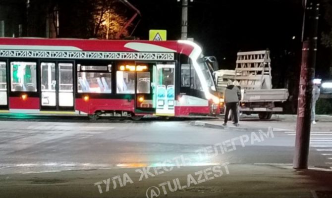 Трамвай и "Газель" столкнулись в Туле на улице Волкова