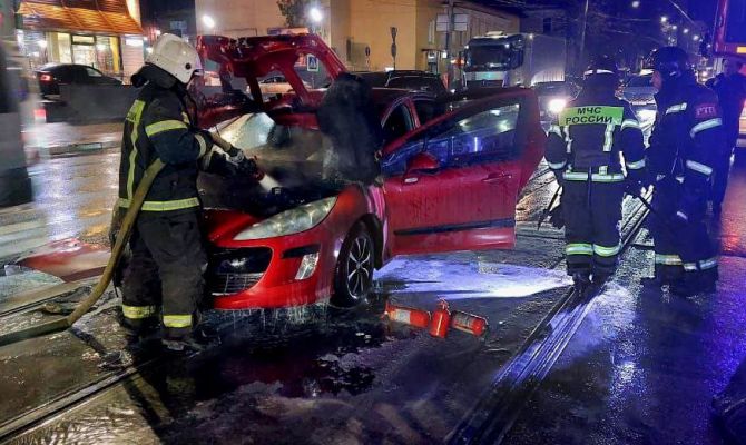 В Туле на улице Октябрьской горела легковушка 