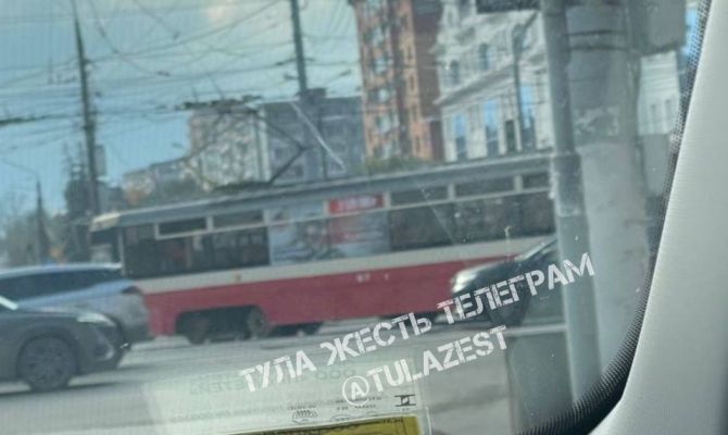 В Туле из-за ДТП на улице Советской "встали" трамваи