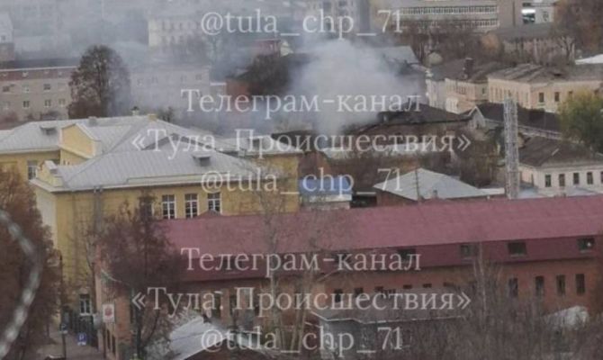 В Туле на улице Пирогова горело заброшенное здание 