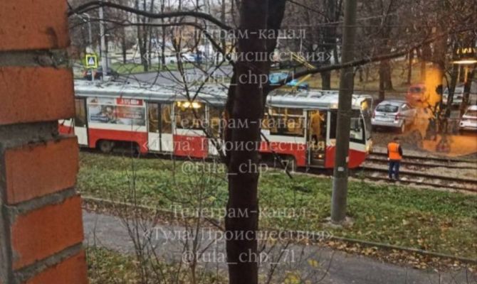 В Туле на улице Кутузова остановлено движение трамваев