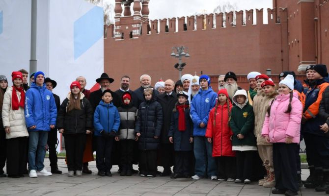 Владимир Путин встретился с сыном ветерана СВО из Тулы на Красной площади