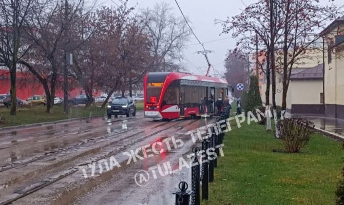В Туле на улице Коминтерна трамвай сошел с рельсов