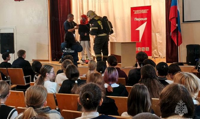 Школьники из Донского освоили азы безопасности со спасателями МЧС