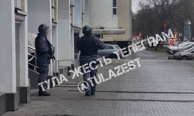 В Туле силовики перекрывали вход в ТЦ "Утюг"