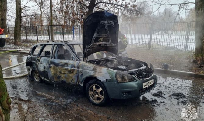 Легковушка загорелась во дворе дома на улице Кутузова