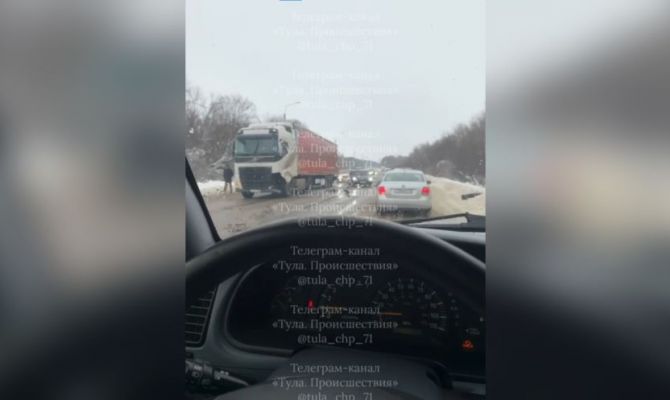 Грузовик и легковушка столкнулись на Новомосковском шоссе