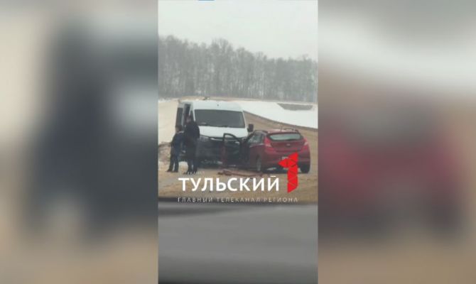 Микроавтобус и легковушка столкнулись на Веневском шоссе