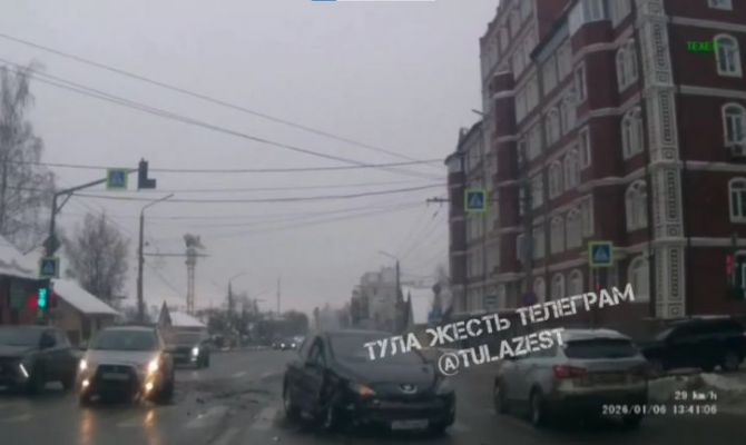 Машину выбросило на встречку из-за ДТП на улице Болдина в Туле