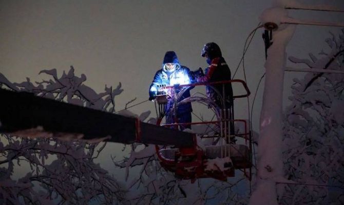 Энергетики борются с последствиями снегопада в Туле