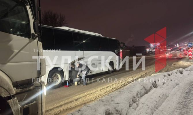 Инспекторы ГАИ вытащили автобус из снежного плена