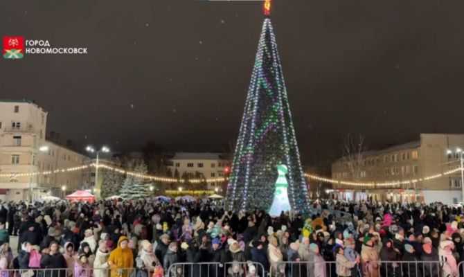 В Новомосковске начали демонтаж центральной елки