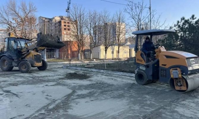 Тульские специалисты продолжают восстанавливать сквер в Мариуполе