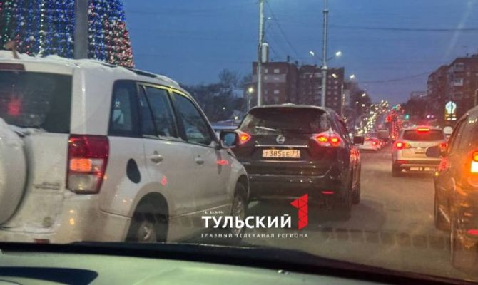 Две легковушки столкнулись на пересечении улиц Металлургов и Ложевой