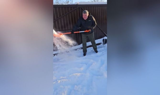 Илья Беспалов показал, как чистить территорию своего дома