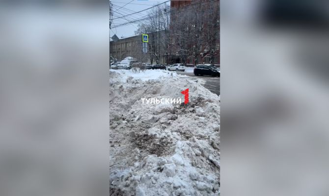 Снежный завал перекрыл дорогу на улице Седова в Туле