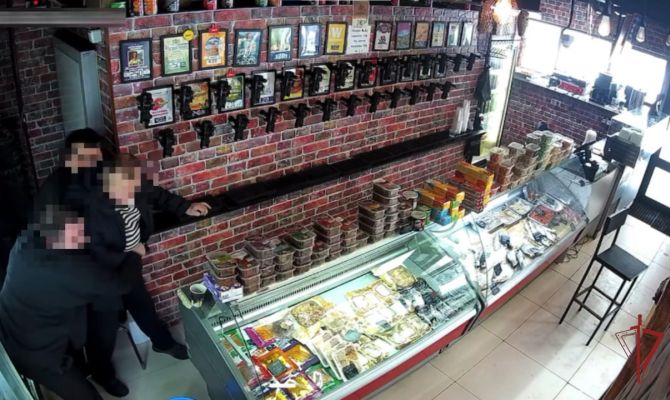 В Москве мужчина чуть не зарезал бармена за отказ поставить SHAMANа