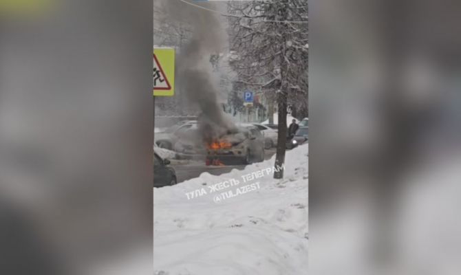 В Туле на улице Фридриха Энгельса загорелся кроссовер
