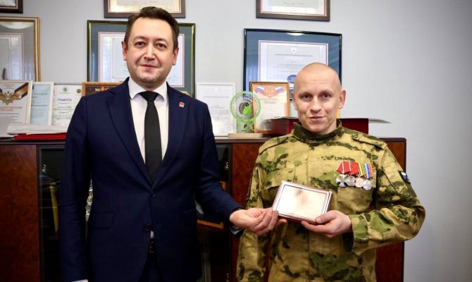 Бойцу СВО из Новомосковска вручили медаль за проявленное мужество 