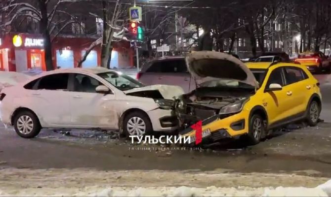 В Туле столкнулись такси и легковушка