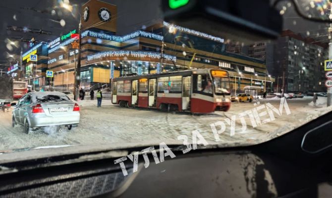 Трамвай ушел вразрез напротив ТРЦ "РИО" в Туле