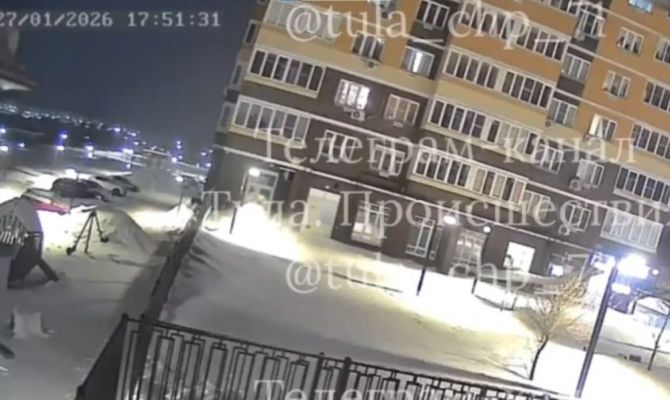 18+: появилось видео падения человека из окна ЖК в Туле