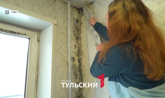 Черная плесень разрослась в пятиэтажке в Туле из-за снега на крыше