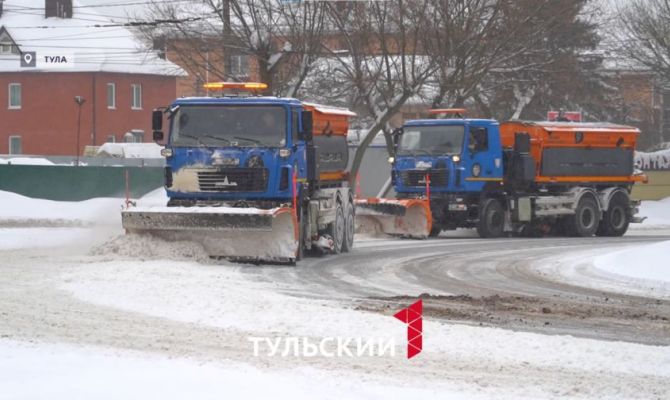 В Туле спецтехника борется с последствиями снегопада по особой схеме