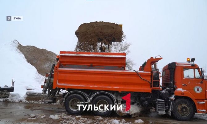 На федеральных трассах в Тульской области ведется круглосуточное дежурство спецтехники