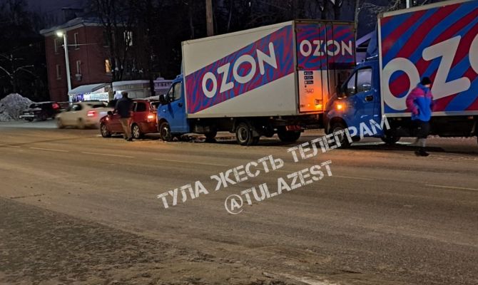  Два грузовика Ozon и легковушка столкнулись в Туле