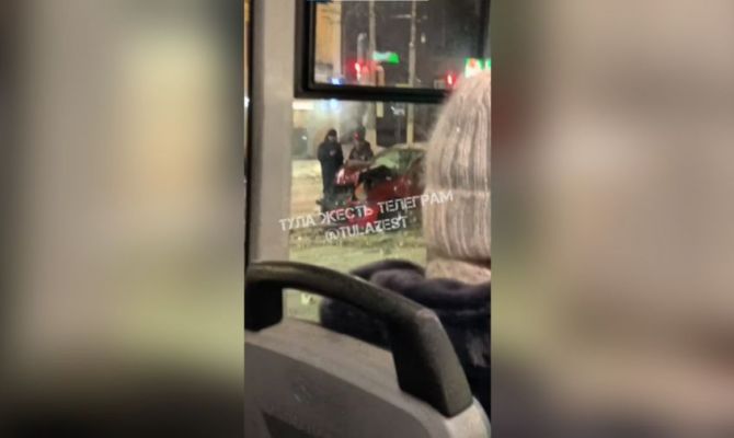 Легковушка и маршрутка столкнулись в Туле