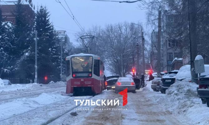 Внедорожник застрял на трамвайных путях в Туле
