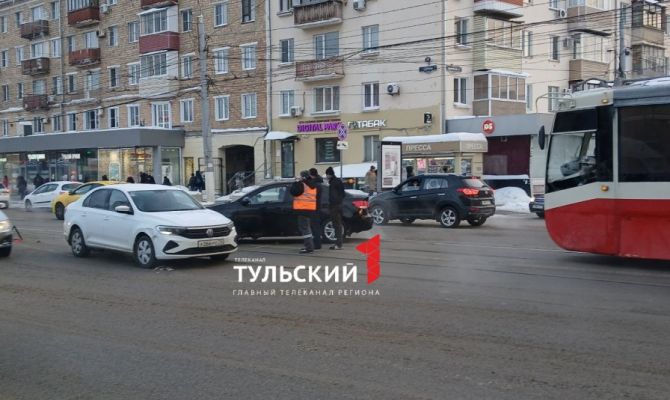 Две иномарки столкнулись в центре Тулы утром 5 февраля