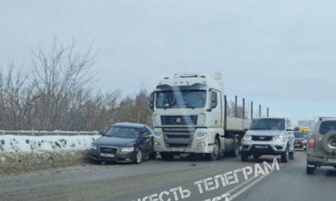На улице Рязанской в Туле столкнулась фура и иномарка