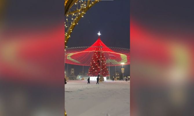 Елку на площади Ленина перекрасили в честь китайского Нового года