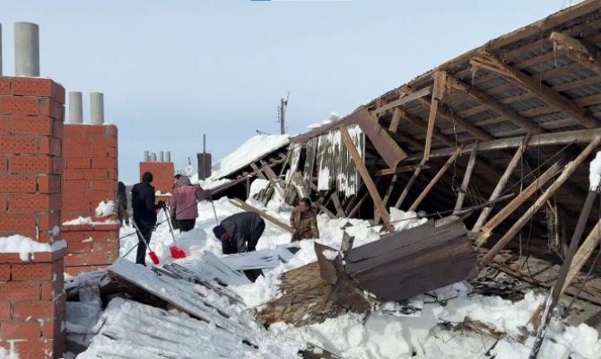 В Донском под тяжестью снега рухнула кровля дома