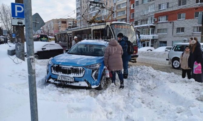 Еще четыре трамвая встали из-за авто на улице Плеханова в Туле