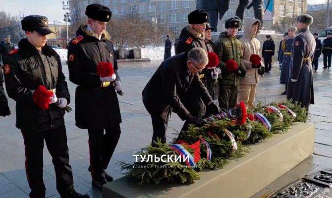 Миляев возложил цветы к Вечному огню на площади Победы в Туле