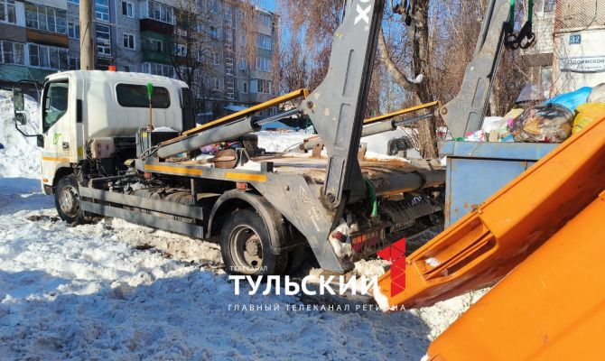 В Туле из-за сугробов начали по-новому вывозить мусор