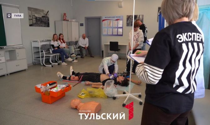 Приемы первой помощи при атаках БПЛА показали студенты-фельдшеры в Туле