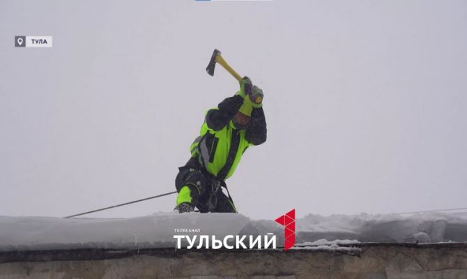Снегопады привели к росту жалоб на текущие крыши в Туле