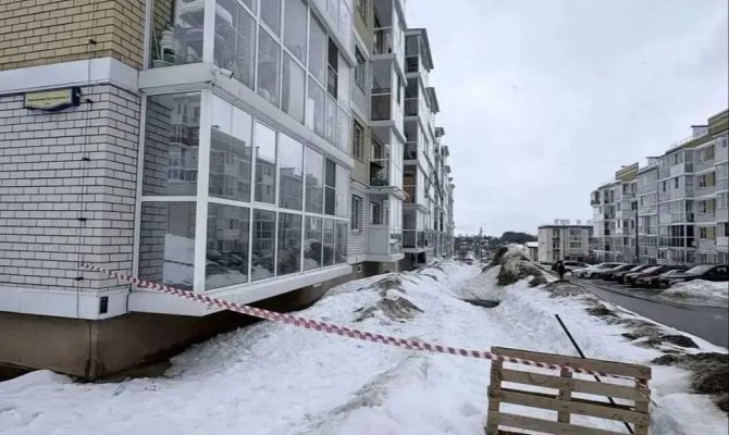 В поселке Петровский из-за нечищеной крыши обрушился козырек подъезда