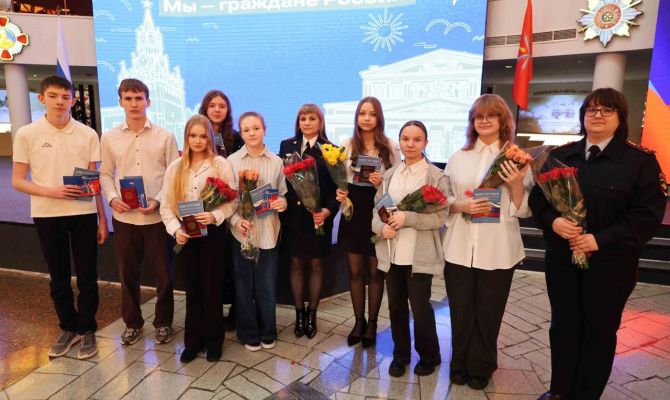 Юным тулячкам вместе с первыми паспортами вручили букет цветов