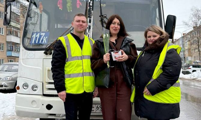 В Туле женщинам-водителям подарили цветы и конфеты