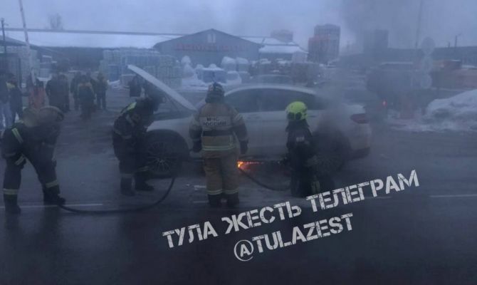 На Одоевском шоссе в Туле загорелся "Мерседес"