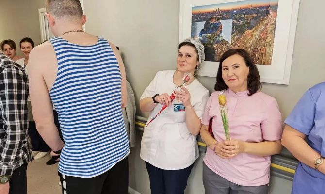 Бойцы СВО поздравили врачей Тульского госпиталя с 8 Марта 