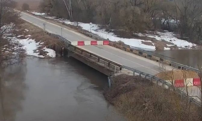 В Арсеньевском районе закрыли движение по мосту