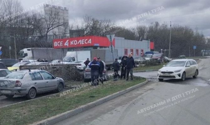 На улице Рязанской в Туле столкнулся бензовоз и иномарка