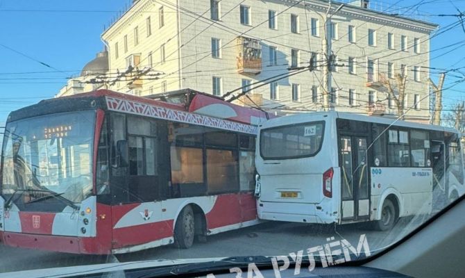 8 апреля тульское Заречье сковала огромная пробка из-за ДТП