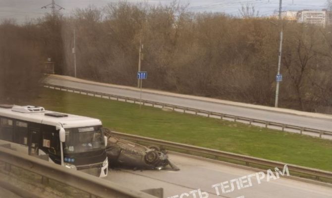 На улице Рязанской в Туле перевернулась легковушка